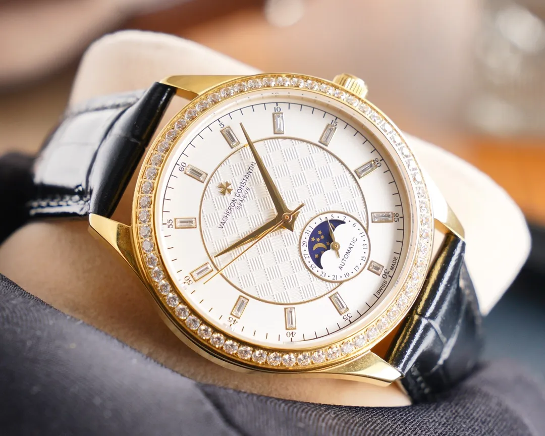 【Top Replica】💰4900! The new Vacheron Constantin 👫upgraded version of the true moon phase function watch series welcomes new members. The word is fashionable and high-end, using the unique Swiss ETA2824-2 special movement (zero repair), vibration frequency: 28800 oscillations per hour power reserve, sapphire glass, size 40x10mm, with Patek Philippe original pin buckle and steel strap, with super waterproof function, perfect harmony and beauty, your first choice 💑! !